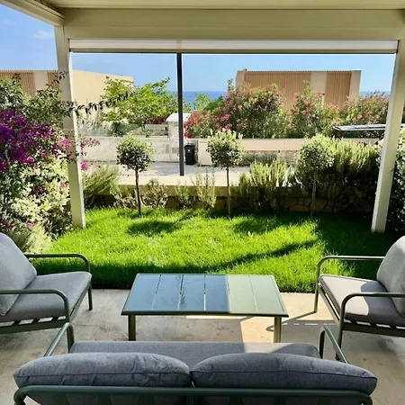 La Scala, Coast, Palasë