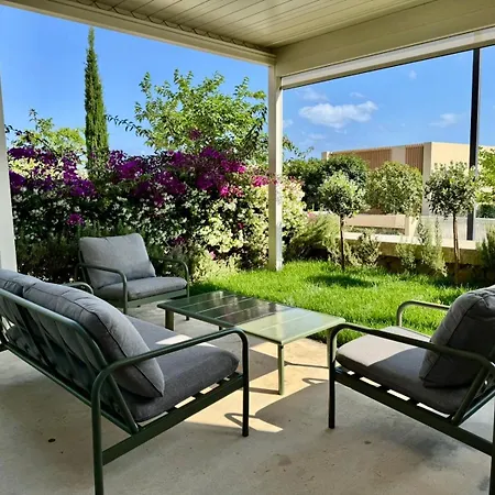 La Scala, Coast, Palasë