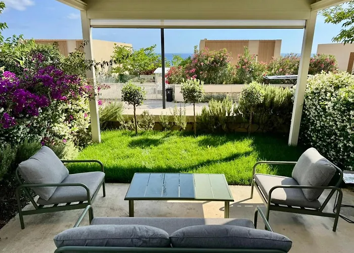 La Scala, Coast, Palasë