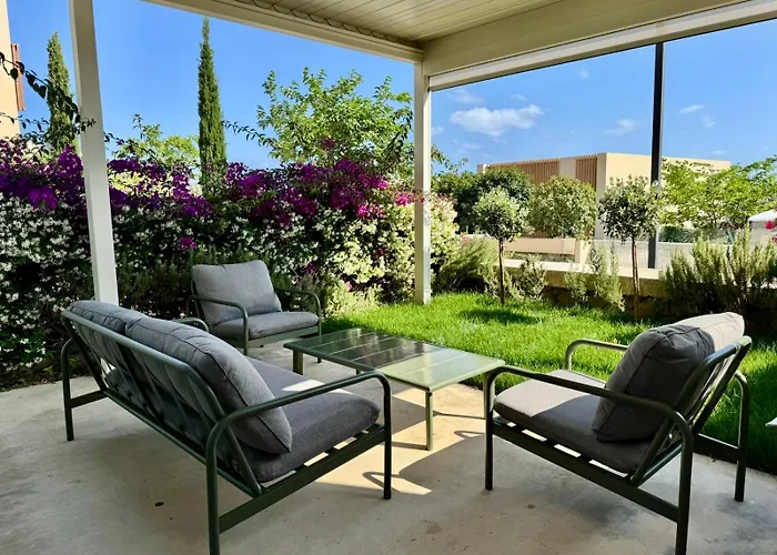 La Scala, Coast, Palasë